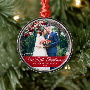 Ornamento De Metal Caligrafia elegante Nosso Primeiro Natal Vermelho