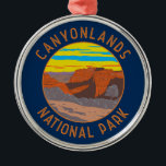 Ornamento De Metal Canyonlands National Park Moab Viagem Art Vintage<br><div class="desc">Design de arte vetorial de Canyonlands. O parque é conhecido por sua dramática paisagem desértica esculpida pelo Rio Colorado. A ilha no Céu é uma mesa imensa,  plana,  com uma visão panorâmica.</div>