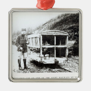 Ornamento De Metal Carro da ambulância em uma das estradas de ferro