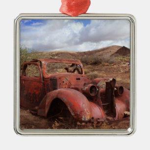 Ornamento De Metal Carro velho que oxida na paisagem do deserto