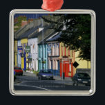 Ornamento De Metal Carros estacionados na frente de uma construção,<br><div class="desc">AssetID: 71442834/Glowimages/carros estacionaram na frente de uma construção,  Adare,  a República da Irlanda</div>