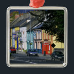 Ornamento De Metal Carros estacionados na frente de uma construção,<br><div class="desc">AssetID: 71442834/Glowimages/carros estacionaram na frente de uma construção, Adare, a República da Irlanda</div>