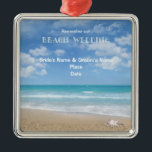 Ornamento De Metal Casamento de praia (personalizável)<br><div class="desc">Foto de uma praia arenosa com nuvens num céu azul. Texto "Lembrar nosso Casamento de Praia,  Nomes,  Local e Data" (o texto é personalizável,  exceto as palavras "Casamento de Praia")</div>