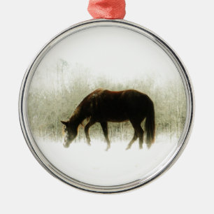 Ornamento De Metal Cavalo Castanho Chocolate no nevoeiro
