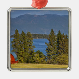 Ornamento De Metal Celeiro vermelho fica ao longo do pitoresco Lago F