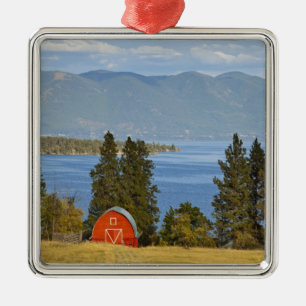 Ornamento De Metal Celeiro vermelho fica ao longo do pitoresco Lago F