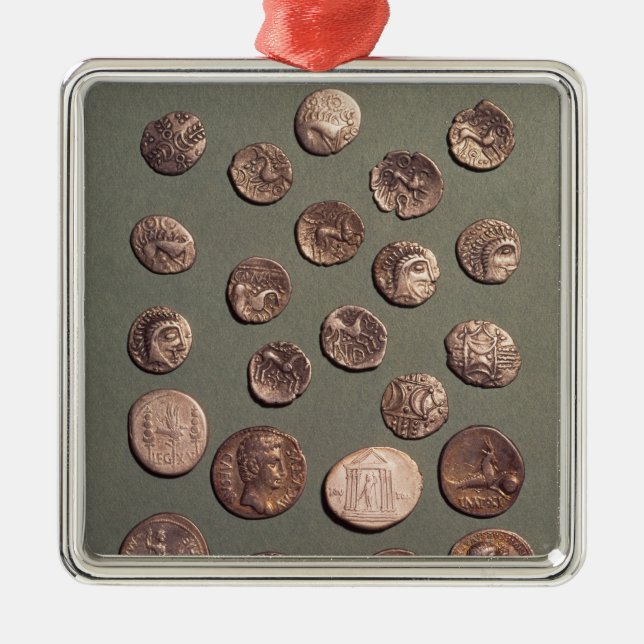 Ornamento De Metal Céltico da seleção e moedas romanas encontrados (Frente)