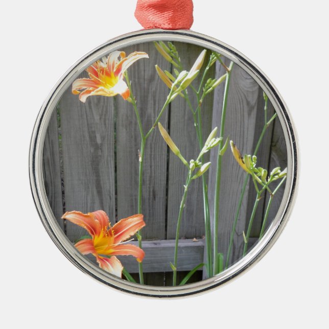 Ornamento De Metal Cerca com Lillies (Frente)