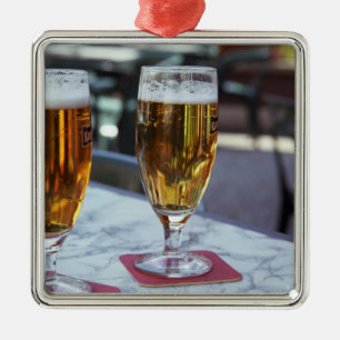 Ornamento De Metal Chablis; duas cervejas geladas a 42 graus em um ve