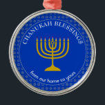 Ornamento De Metal CHANUKAH BLESSING | Menorah | Hanukkah<br><div class="desc">Na moda Cobalt Blue CHANUKAH BESSINGS Metal Ornament com falso Estrela prateada de David em um padrão ladrilhado no fundo, e uma falsa menorah dourada no centro. O texto diz CHANUKAH BLESSINGS FROM OUR HOME TO YOURO (BATENÇÕES CHANUKAH DA NOSSA CASA PARA A SUA CASA) e é PERSONALIZÁVEL, de modo...</div>