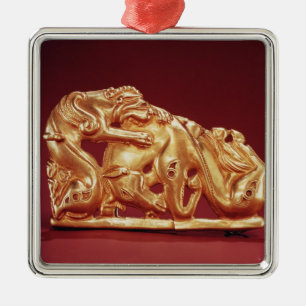 Ornamento De Metal Chapa que descreve um grifo que ataca um cavalo