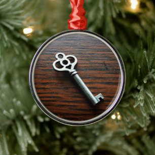 Ornamento De Metal Chave ornamentado na caixa de madeira