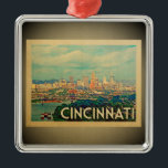 Ornamento De Metal Cincinnati Ohio Ornament Viagens vintage<br><div class="desc">Um ornamento Cincinnati de estilo legal,  com uma vista de horizonte de cidade expansiva.</div>