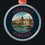 Ornamento De Metal Circular Retrovisível de Budapeste Hungria<br><div class="desc">Design de viagem de vetor retrô de Budapeste em estilo emblema. Budapeste,  capital da Hungria,  é bissecada pelo rio Danúbio. Sua Ponte em Cadeia do século XIX conecta o distrito de Hilly Buda com Pest plano.</div>