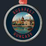 Ornamento De Metal Circular Retrovisível de Budapeste Hungria<br><div class="desc">Design de viagem de vetor retrô de Budapeste em estilo emblema. Budapeste,  capital da Hungria,  é bissecada pelo rio Danúbio. Sua Ponte em Cadeia do século XIX conecta o distrito de Hilly Buda com Pest plano.</div>