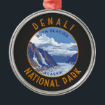 Ornamento De Metal Círculo de Desgaste do Parque Nacional de Denali<br><div class="desc">Trabalho de arte de vetor Denali. O parque tem terreno de tundra,  floresta de pântanos e geleiras,  o parque é o lar da vida selvagem,  incluindo ursos pardos,  lobos,  alce,  renas e ovelhas Dall.</div>