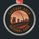 Ornamento De Metal Círculo de Desgaste do Parque Nacional do Gateway<br><div class="desc">Design de trabalho de arte de vetor de arco de gateway. Gateway Arch National Park é um parque nacional americano localizado em Ruas Louis,  Missouri,  perto do ponto de partida da Expedição Lewis e Clark.</div>