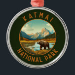 Ornamento De Metal Círculo Retrovissivo do Urso do Parque Nacional Ka<br><div class="desc">Trabalho de arte de vetor Katmai. O Vale dos Dez Mil Fumos é uma área de fluxo de lava e cinzas formada por uma enorme erupção vulcânica</div>