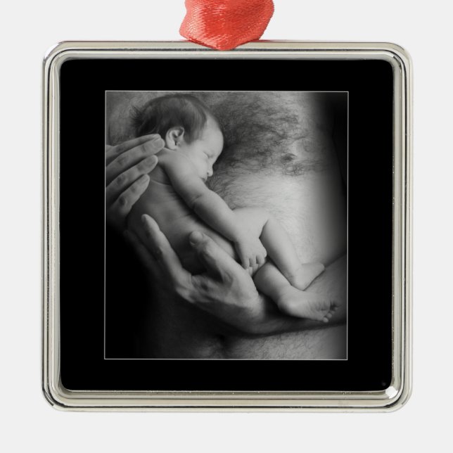 Ornamento De Metal Cofre forte nos braços do pai (Frente)