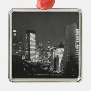 Ornamento De Metal Construções da cidade na noite B&W, vista elevad