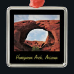 Ornamento De Metal Cor de prata do arco de Natal da Lua de Honeymoon<br><div class="desc">O Arch da Lua de mel é uma das estruturas mais interessantes do Vale do Mistério, que fica em uma seção do Parque Tribal do Vale do Monumento que fica no Vale do Mistério. Acessível apenas com um guia do Navajo Dine, o Vale do Mistério é uma paisagem maravilhosa de...</div>
