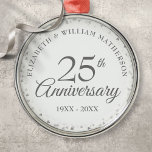 Ornamento De Metal Corações Silver do 25 Casamento do Aniversário<br><div class="desc">Projetado para coordenar com a nossa coleção de 25 do Anniversário do Silver Hearts. Com delicados corações prateados. Personalize com sua informação especial de vinte e cinco anos de aniversário de prata em letra chic prata. Projetado por Thisnotme©</div>