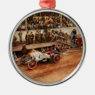 Ornamento De Metal Corrida de Carros - Correndo para abastecer 1908