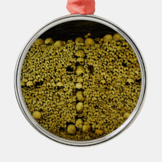 Ornamento De Metal Crânios e ossos dos Catacombs de Paris