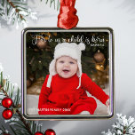 Ornamento De Metal Cristão Elegante de Foto de Natal para Bebê Recém-<br><div class="desc">Elegante ornamento de natal de Natal com um belo verso bíblia sobre Jesus em tipografia branca cursiva. Para nós, uma criança é nascer. Isaiah 9:6. Um lindo presente de natal de recém-nascidos com uma foto de cheio sob a escritura religiosa na frente. Adicione a segunda fotografia do seu filho no...</div>