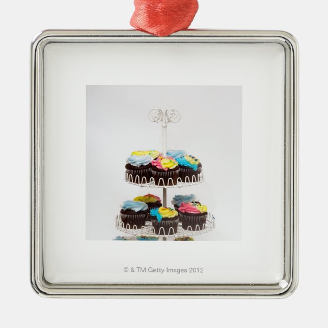 Ornamento De Metal Cupcakes do chocolate em um suporte do bolo (Frente)