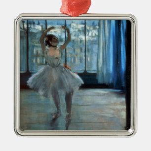 Ornamento De Metal Dançarino de Edgar Degas na frente de uma janel