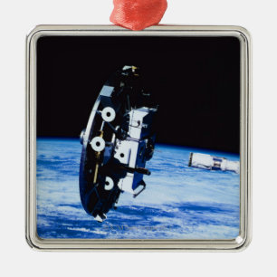 Ornamento De Metal Desenvolvimento de um satélite