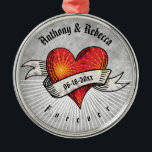 Ornamento De Metal Dia de os namorados de Nomes de Casais do Coração<br><div class="desc">Este ornamento apresenta um estilo de tatuagem coração colorido com um desenho fratural laranja e vermelho. O coração é enfeitado com uma faixa de fita. Há dois nomes acima e uma data na faixa para você personalizar. O texto abaixo diz "Para sempre". Perfeito para o Dia de os namorados!</div>