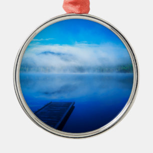Ornamento De Metal Doca em lago calmo e enevoado, Califórnia