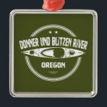 Ornamento De Metal Donner und Blitzen River Oregon Kayaking<br><div class="desc">Originário das encostas ocidentais das montanhas Steens,  no remoto sudeste do Oregon,  o rio Donner und Blitzen e os seus muitos afluentes fluem 91 milhas a noroeste até ao refúgio Nacional de Vida Selvagem de Malheur,  próximo.</div>