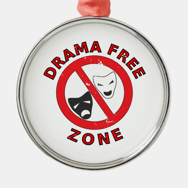 Ornamento De Metal Drama Free Zone (Frente)
