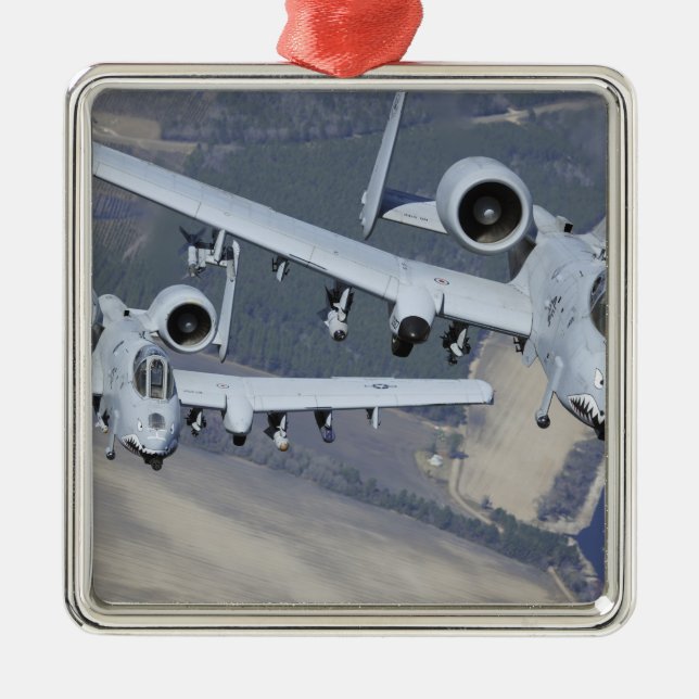 Ornamento De Metal Duas aeronaves A-10C Thunderbolt II voam em format (Frente)