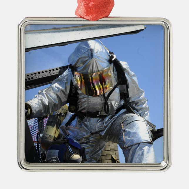 Ornamento De Metal É realizada uma simulação de salvamento na cabina  (Frente)