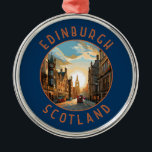 Ornamento De Metal Edinburgh Scotland - Círculo Retroafresso<br><div class="desc">Edinburgh retro vetor viagem design. Edimburgo é a capital compacta e montanhosa da Escócia. Tem uma Cidade Velha medieval e uma Nova Cidade Georgiana elegante com jardins e edifícios neoclássicos.</div>