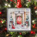 Ornamento De Metal Elegante Clássico Porta Vermelha Feliz Natal<br><div class="desc">Uma grande entrada para o seu Decor de Férias! Este elegante ornamento cerâmico quadrado apresenta uma magnífica ilustração aquosa de uma entrada de neve, de forma estática, com uma porta vermelha vibrante, maravilhosamente enquadrada por uma terra exuberante e duas árvores clássicas de Natal enfeitadas com arcos vermelhos e presentes. A...</div>