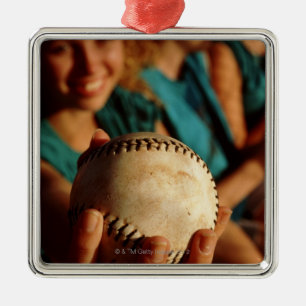 Ornamento De Metal Equipe do softball dos adolescentes que senta-se