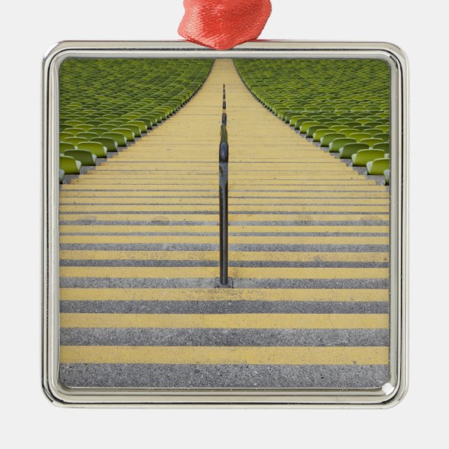 Ornamento De Metal Escadaria do estádio entre fileiras de assentos (Frente)