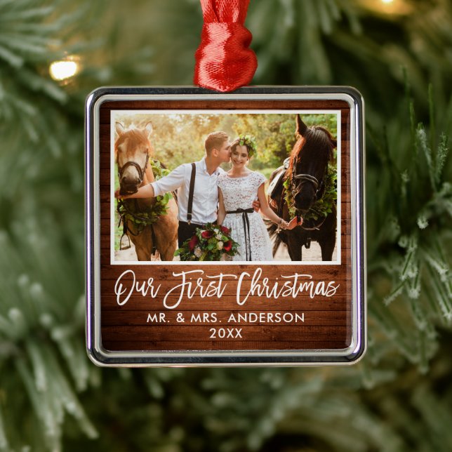 Ornamento De Metal Escova de Madeira Casando Nosso Primeiro Natal (Árvore)