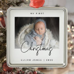 Ornamento De Metal Escrita da primeira Cinza de Natal do bebê fotográ<br><div class="desc">Celebrar o primeiro Natal do bebê com este moderno ornamento minimalista de manutenção de fotos. O texto da cinza de carvão diz "O meu primeiro Natal", com a palavra "Natal" na letra da moda. Substitua facilmente a imagem de exemplo pela sua foto favorita e adicione o nome do bebê e...</div>