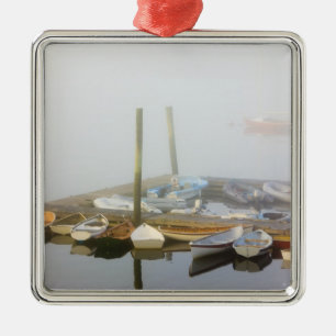 Ornamento De Metal Esquifes e nevoeiro matinal em Southwest Harbor,