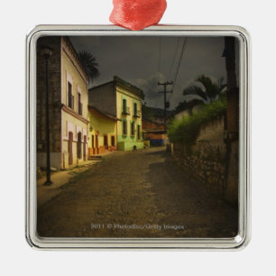 Ornamento De Metal Estrada do Cobblestone & construções amarelas em