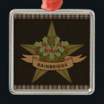 Ornamento De Metal Estrela Primitiva e Berries Personalizaram o Natal<br><div class="desc">Uma estrela primitiva folclórica é decorada com sombra e bagas e terminada com seu nome ou nome de família. Burlap castanho no centro e uma borda marrom de homespun. Perfeito para sua árvore primitiva de Natal. Parte de uma coleção.</div>