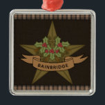 Ornamento De Metal Estrela Primitiva e Berries Personalizaram o Natal<br><div class="desc">Uma estrela primitiva folclórica é decorada com sombra e bagas e terminada com seu nome ou nome de família. Burlap castanho no centro e uma borda marrom de homespun. Perfeito para sua árvore primitiva de Natal. Parte de uma coleção.</div>