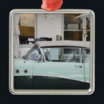 Ornamento De Metal EUA, Florida, Miami Beach: Praia sul, 1956<br><div class="desc">COPYRIGHT Walter Bibikow/DanitaDelimont.com | US10 WBI0037.jpg | EUA,  Florida,  Miami Beach: Praia sul,  convertible 1956 de Buick/movimentação do oceano</div>