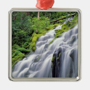 Ornamento De Metal EUA, Oregon, Proxy Falls. Proxy Falls corre